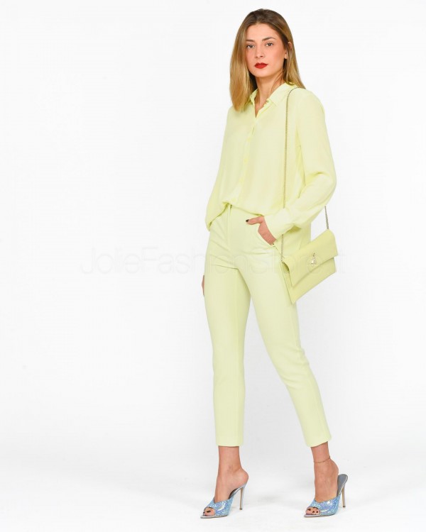 optimista joven mujer Moda en amarillo camiseta mezclilla pantalones cortos  estilo de vida inalterado 25712758 Foto de stock en Vecteezy